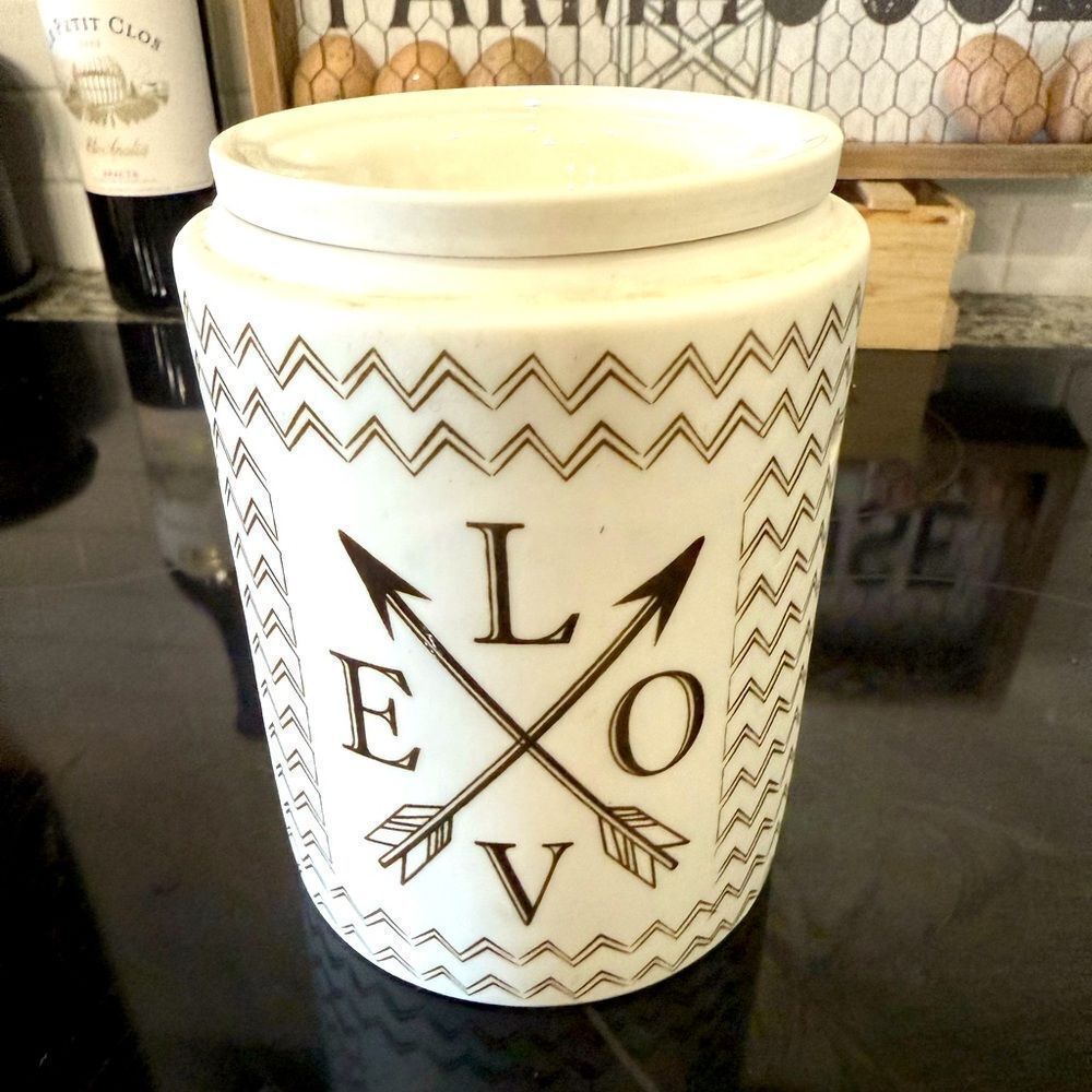 SCENTSY WAX-WARMER White Ceramic Love Jar with Gold Arrows